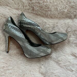 White House Black Market Rece Silver SnakeSkin HighHeel Platform Pumps Sz 6 1/2M